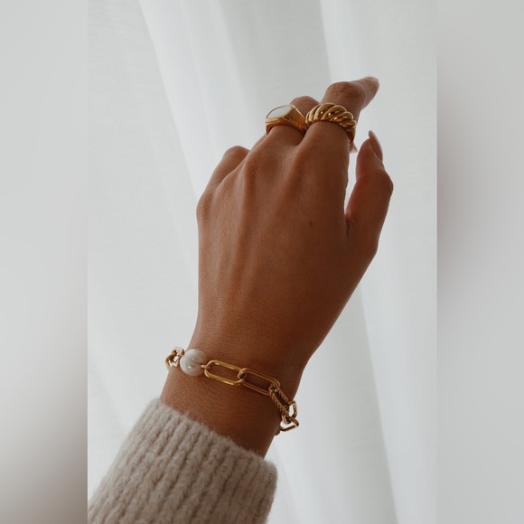 Croissant Twisted Rope Ring – 18K Gold Plated Stainless Steel - Picture 4 of 6